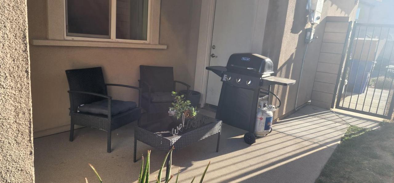 Private Lux Apartment In A New Community Fontana Exteriör bild
